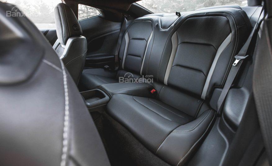 Đánh giá xe Chevrolet Camaro 2017 về không gian ghế ngồi a2