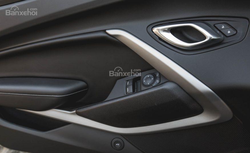 Đánh giá xe Chevrolet Camaro 2017: Hệ thống nút điều khiển.