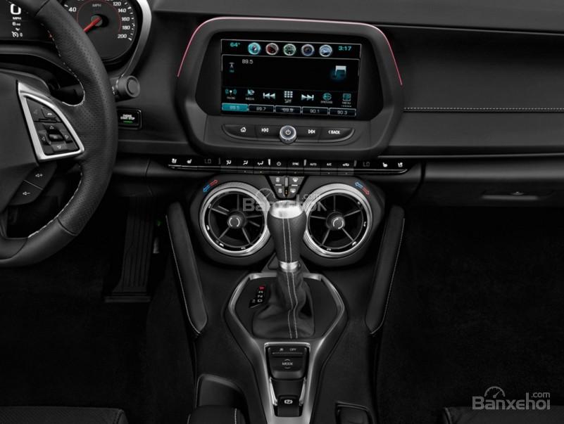 Đánh giá xe Chevrolet Camaro 2017 về hệ thống thông tin giải trí.
