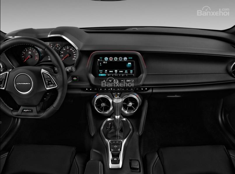Đánh giá xe Chevrolet Camaro 2017: Bảng điều khiển trung tâm a2