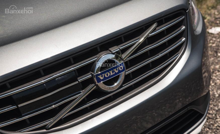 Đánh giá Volvo XC60 2017: Cụm lưới tản nhiệt với thanh nẹp gắn logo thương hiệu ở chính giữa.
