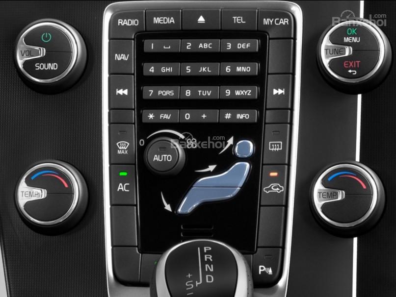 Đánh giá Volvo XC60 2017 về bảng điều khiển trung tâm a2