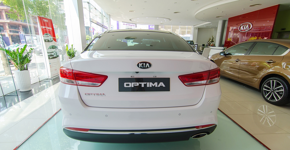 Đánh giá xe Kia Optima 2017 có đuôi bắt mắt với thiết kế mới mẻ.