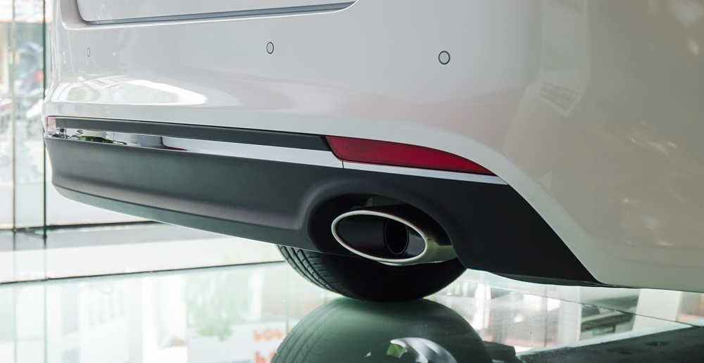 Đánh giá xe Kia Optima 2017 có ống xả đơn miệng elip đơn giản.