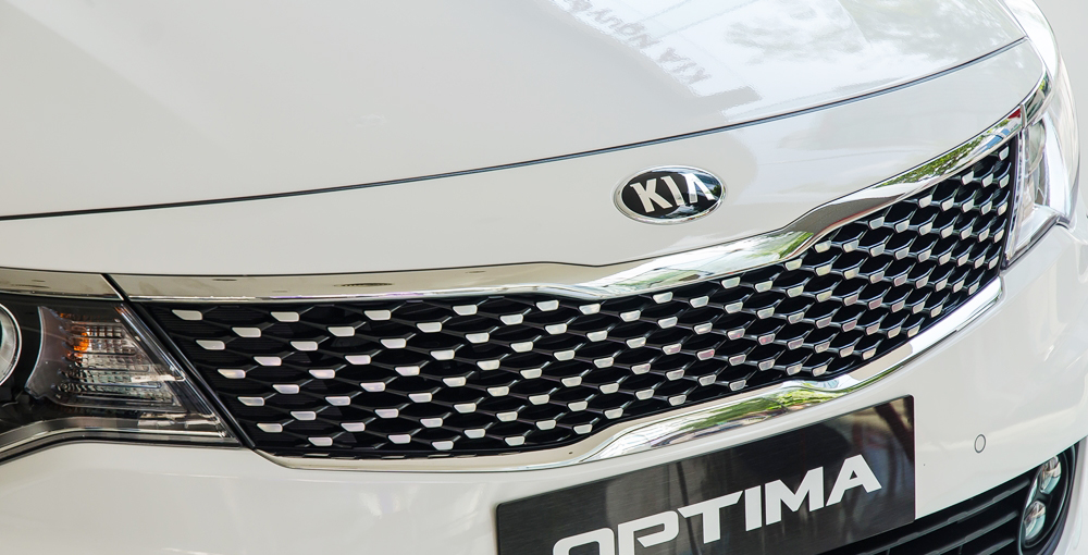 Đánh giá xe Kia Optima 2017 có lưới tản nhiệt mũi hổ đặc trung với các nan xếp mạ crom.