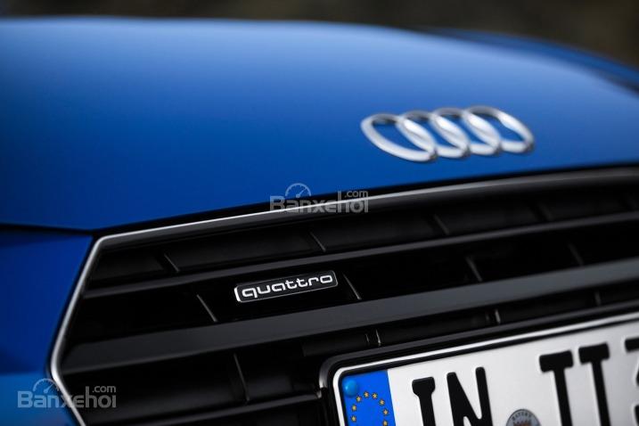 Đánh giá xe Audi TT 2017: Logo thương hiệu gắn ở vị trí trung tâm phía trước.