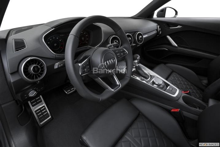 Đánh giá xe Audi TT 2017: Vô-lăng thiết kế đáy phẳng tích hợp các nút bấm chức năng và còi a1
