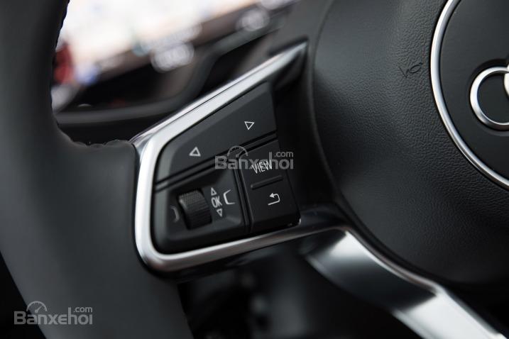 Đánh giá xe Audi TT 2017: Vô-lăng thiết kế đáy phẳng tích hợp các nút bấm chức năng và còi a4
