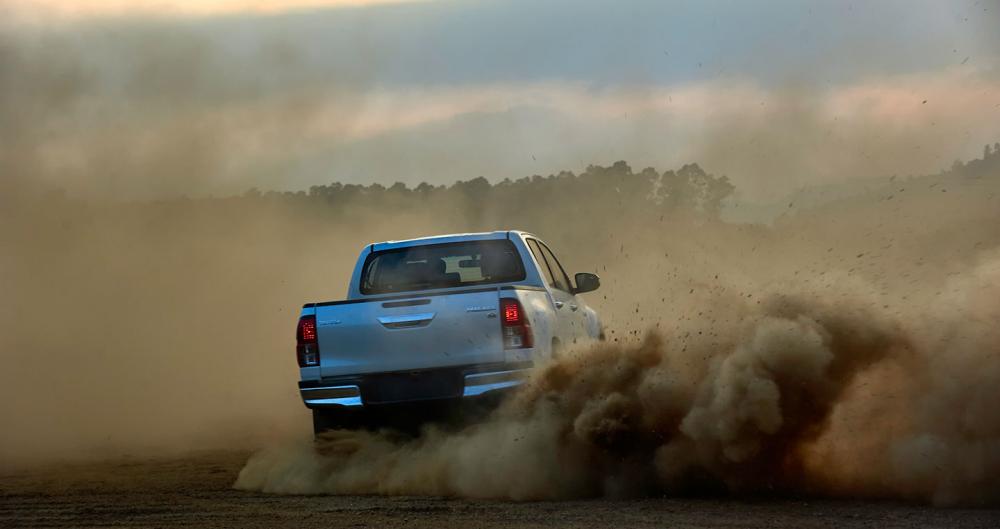 Toyota Hilux 2016 thể hiện rõ thế mạnh off road của mình Toyota Hilux 2016 thể hiện rõ thế mạnh off road của mình.