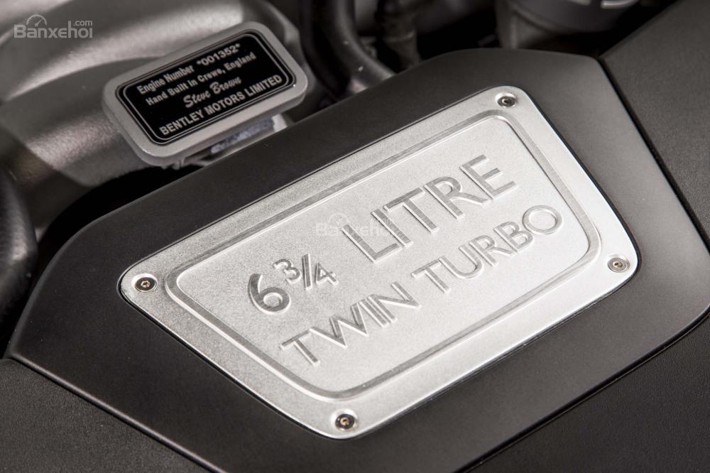  Bentley Mulsanne 2017 sử dụng động cơ tăng áp kép 6,75 lít V8.