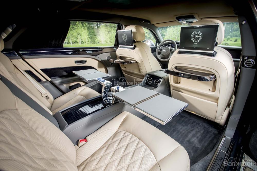 Đánh giá xe Bentley Mulsanne 2017: Hệ thống ghế ngồi bọc da cao cấp đi kèm những tiện ích bậc nhất.