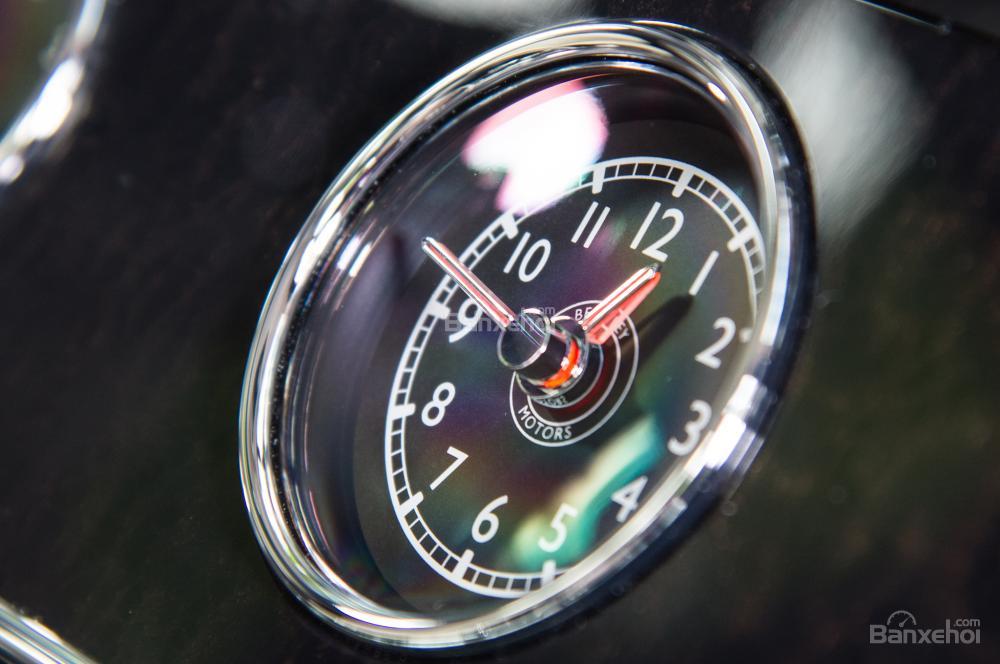 Đánh giá xe Bentley Mulsanne 2017: Đồng hồ đặc trưng của dòng xe sang Mulsanne.