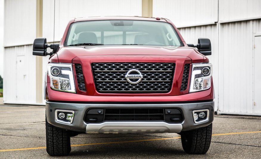 Đánh giá xe Nissan Titan 2017: Đầu xe.