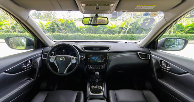 Đánh giá xe Nissan X-Trail 2016 có nội thất rộng rãi với 7 chỗ ngồi.
