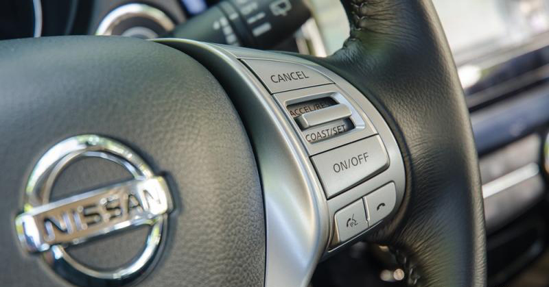 Đánh giá xe Nissan X-Trail 2016 có các phím tiện ích mạ bạc rất sang trọng 2.