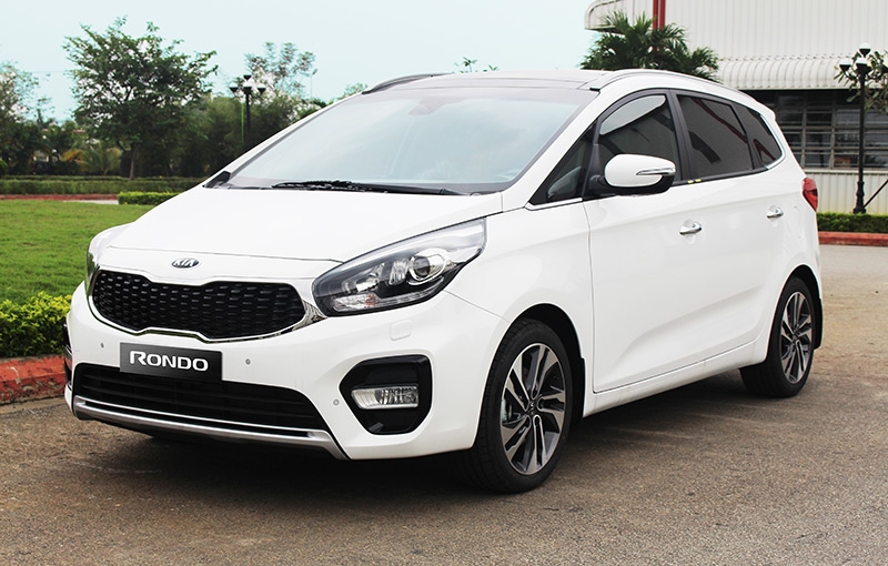 Kia Rondo 2017 facelift có giá từ 654 triệu tại Việt Nam.