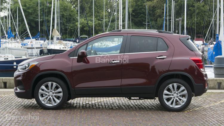 So sánh thân xe Chevrolet Trax 2017 và Suzuki Vitara 2016.