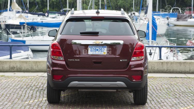 So sánh đuôi xe Chevrolet Trax 2017 và Suzuki Vitara 2016 4