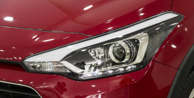 Đánh giá xe Hyundai i20 Active 2017 có đèn pha vuốt dài từ mũi xe ra bên má rất sắc sảo.