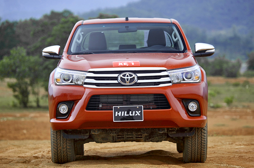 Toyota Hilux mới không còn hốc gió trên nắp ca-pô xe.