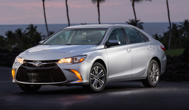 Toyota Camry 2016 được trang bị loạt công nghệ an toàn hiện đại.