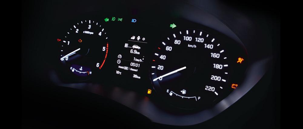 Đánh giá xe Hyundai i20 Active 2017 có cụm đồng hồ lái cơ bản với màu sắc bắt mắt.