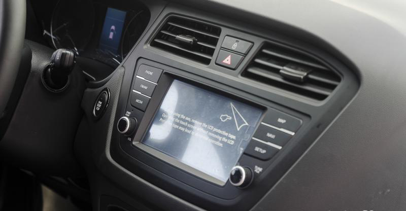 Đánh giá xe Hyundai i20 Active 2017 được trang bị màn hình cảm ứng và giàn âm thanh 8 loa.