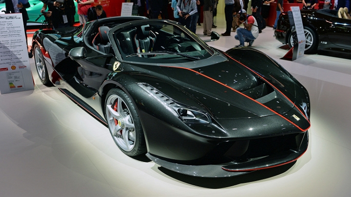 Ferrari LaFerrari Aperta tăng tốc từ 0-300 km/h trong 15 giây và đạt vận tốc tối đa 350 km/h Ferrari LaFerrari Aperta tăng tốc từ 0-300 km/h trong 15 giây và đạt vận tốc tối đa 350 km/h.