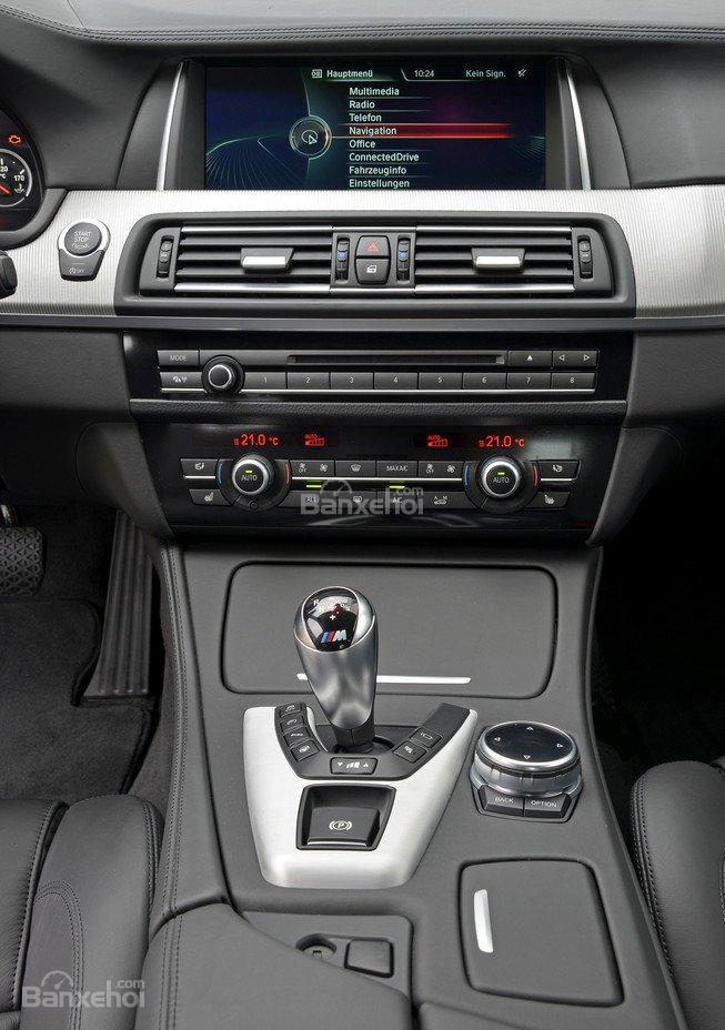Đánh giá xe BMW M5 2016 về bảng điều khiển trung tâm a1