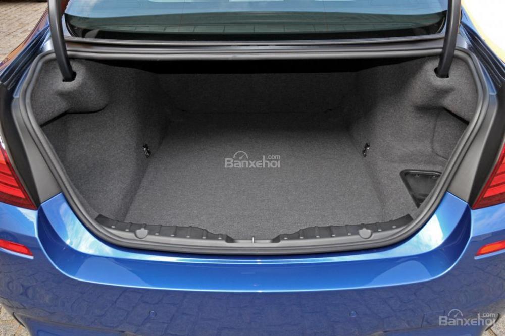 BMW M5 có không gian lưu trữ ở khoang hành lý là 0,4m3.