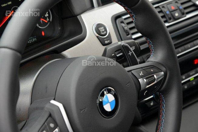 Đánh giá xe BMW M5 2016: Vô-lăng thiết kế 3 chấu tích hợp các nút điều khiển chức năng a1