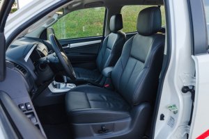 Đánh giá xe Isuzu mu-X 2016: Hàng ghế trước.