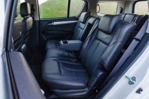 Đánh giá xe Isuzu mu-X 2016: Hàng ghế sau.