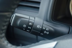 Đánh giá xe Isuzu mu-X 2016: Cần xoay và gạt đèn pha.