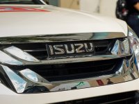 Đánh giá xe Isuzu mu-X 2016: Lưới tản nhiệt.