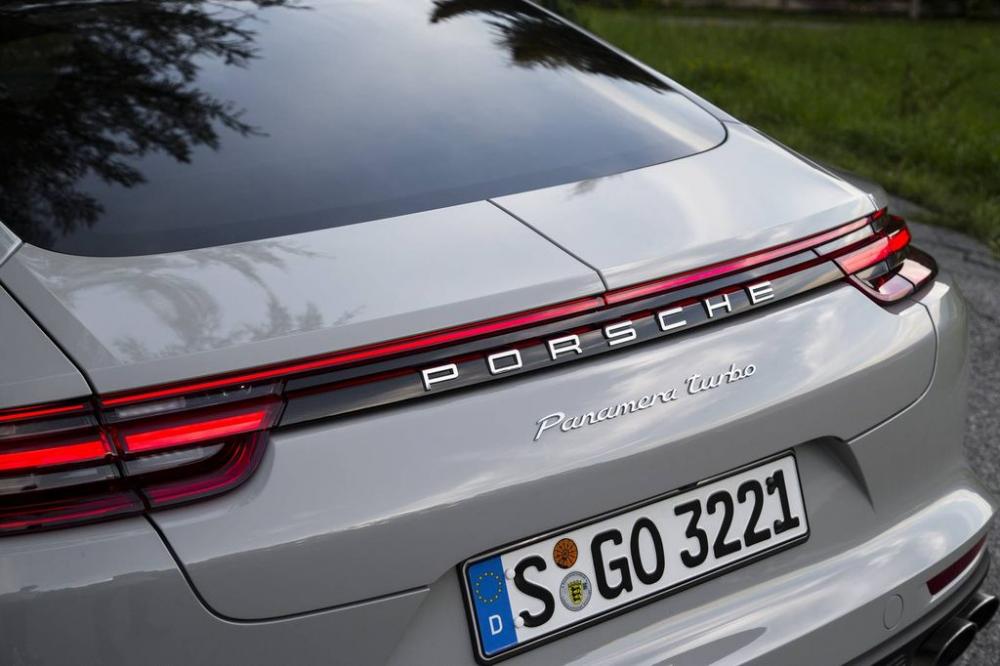 Đánh giá Porsche Panamera Turbo 2017: Đuôi xe.