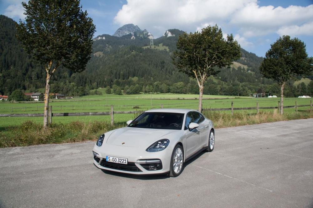 Đánh giá Porsche Panamera Turbo 2017: Lưới tản nhiệt.