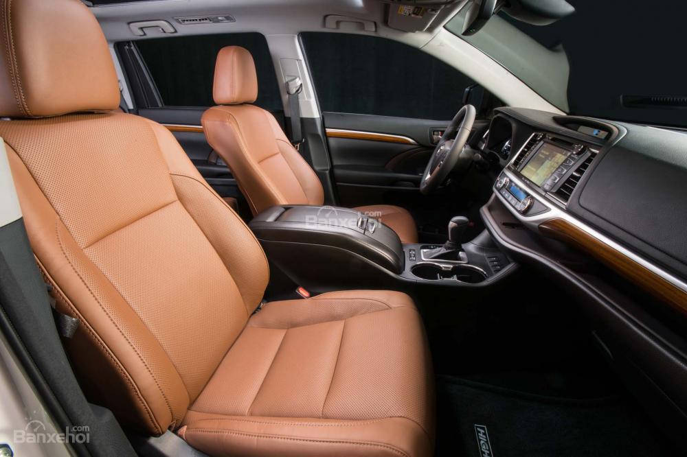 Đánh giá xe Toyota Highlander 2017​: Khoang cabin khá rộng thoáng, hiện đại và đơn giản a1