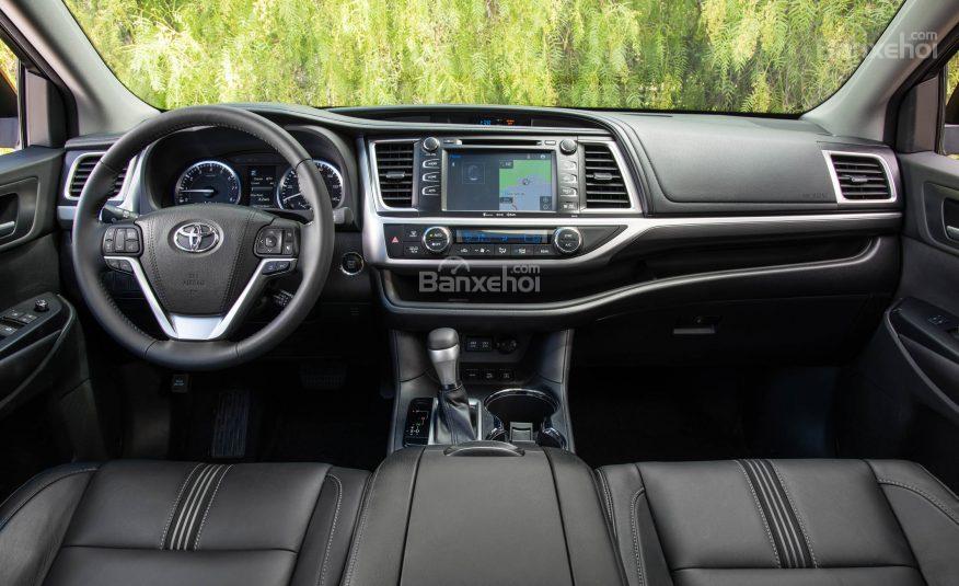 Đánh giá xe Toyota Highlander 2017​: Khoang cabin khá rộng thoáng, hiện đại và đơn giản.