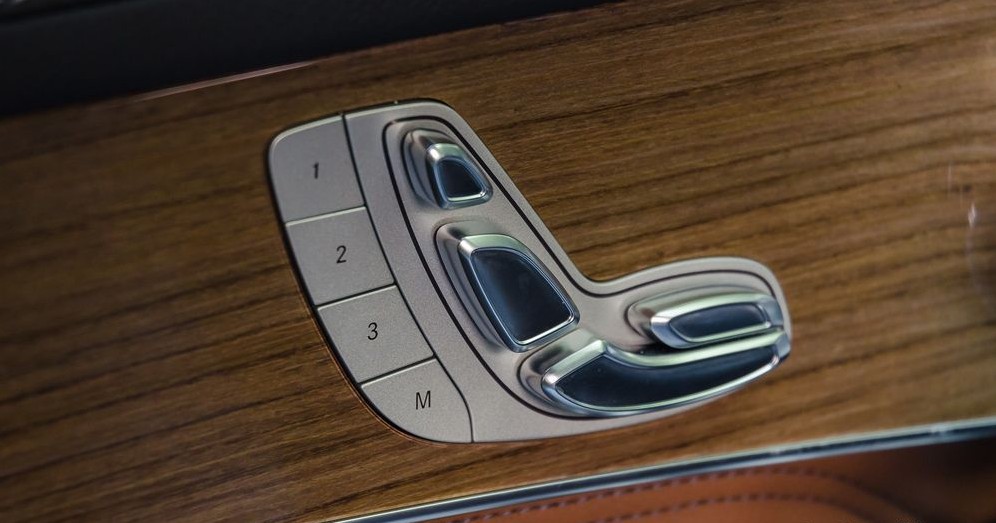 Đánh giá xe Mercedes-Benz GLC-Class 2017: Dãy nút bấm vuốt cong mềm mại 1