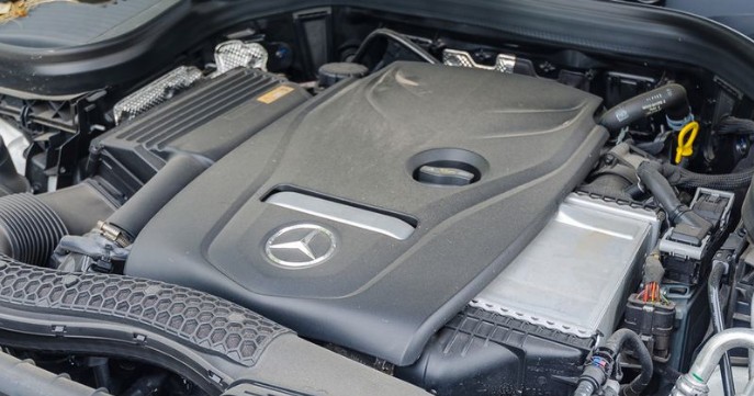 Đánh giá xe Mercedes-Benz GLC-Class 2017: Động cơ 2.0L tăng áp đủ để đáp ứng đòi hỏi từ người lái 1