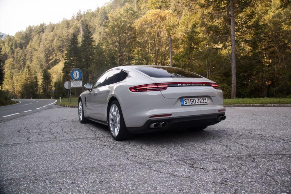 Đánh giá xe Porsche Panamera Turbo 2017: Đuôi xe.