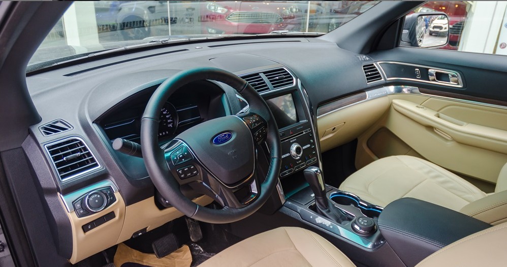 Đánh giá xe Ford Explorer 2017: Vô-lăng 3 chấu, bổ sung thêm lẫy chuyển số thể thao 1