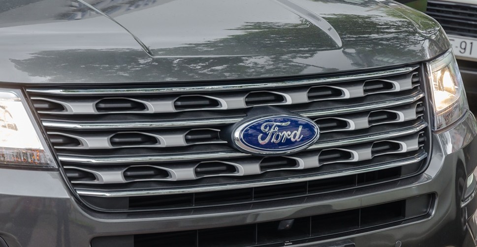 Đánh giá xe Ford Explorer 2017: Mặt ca-lăng dạng tổ ong mạ chrome 1