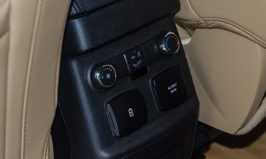 Đánh giá xe Ford Explorer 2017: Điều hòa gắn trên 3 hàng ghế ngồi gồm ba vùng tự động độc lập hoàn toàn 2