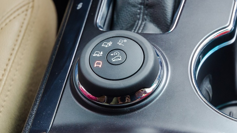 Đánh giá xe Ford Explorer 2017: Núm điều khiển 1