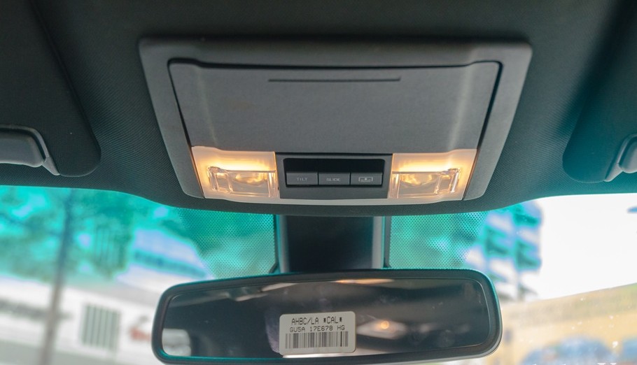 Đánh giá xe Ford Explorer 2017: hệ thống đèn chiếu sáng nội thất 1