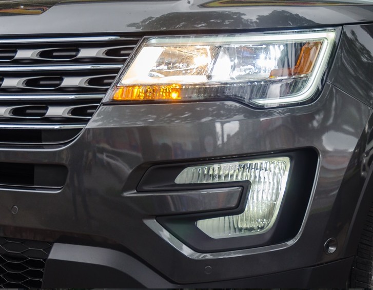 Đánh giá xe Ford Explorer 2017: Cụm đèn chiếu sáng vuông vức 1