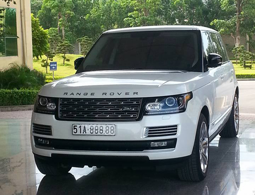 Range Rover đeo biển ngũ quý màu trắng tại Sài Gòn Range Rover đeo biển ngũ quý màu trắng tại Sài Gòn.
