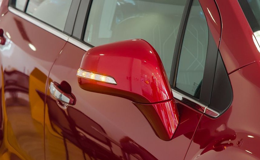 Đánh giá xe Chevrolet Trax 2017: Gương chiếu hậu chỉnh/gập điện, tích hợp đèn báo rẽ kèm chức năng sấy nhiệt 1